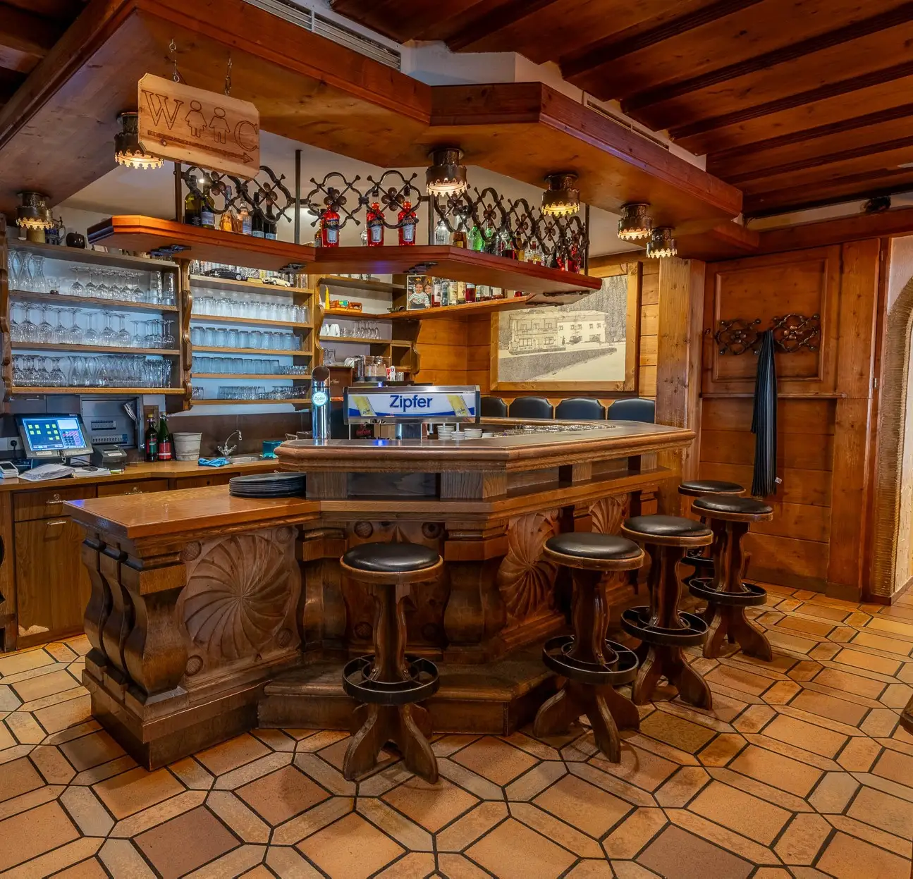 Gemütliche Bar Theke im Restaurant Dorfwirt urig Tiroler Gasthaus in Längenfeld Tirol